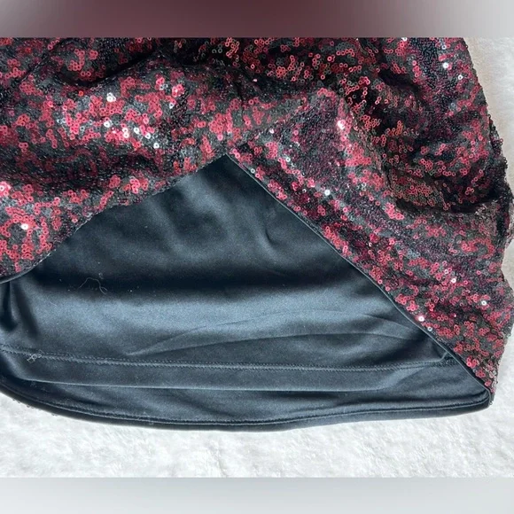 Express Deep Red & Black Sequin V-neck Long Sleeve Lined Holiday Dress Size 6 - Picture 10 of 10